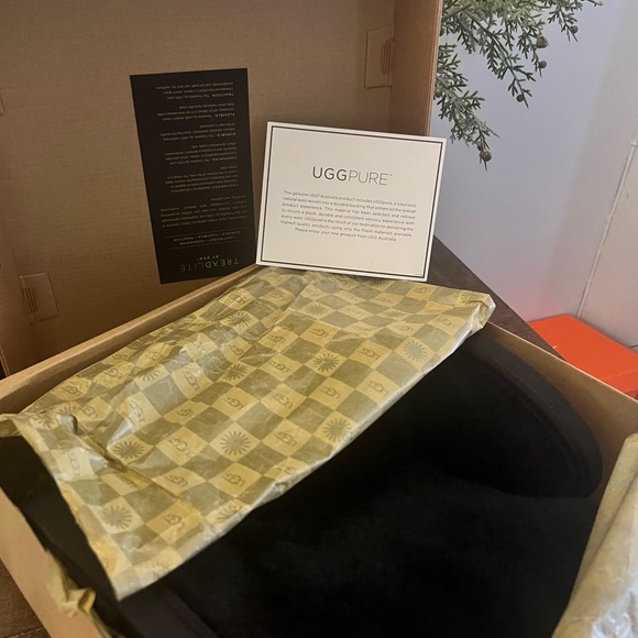 UGG Women’s Patten Boots - Picture 7 of 8